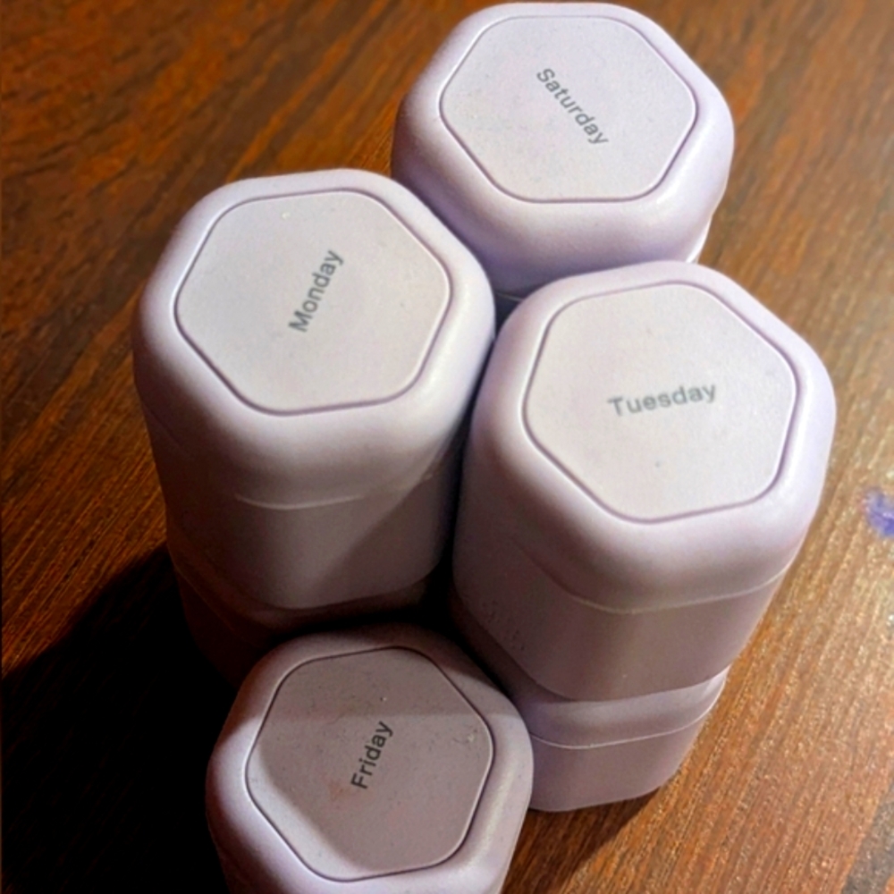 Cadence Pillbox Set of 7 (Monday-Sunday) in Flex Medium Size (1.32oz capacity).